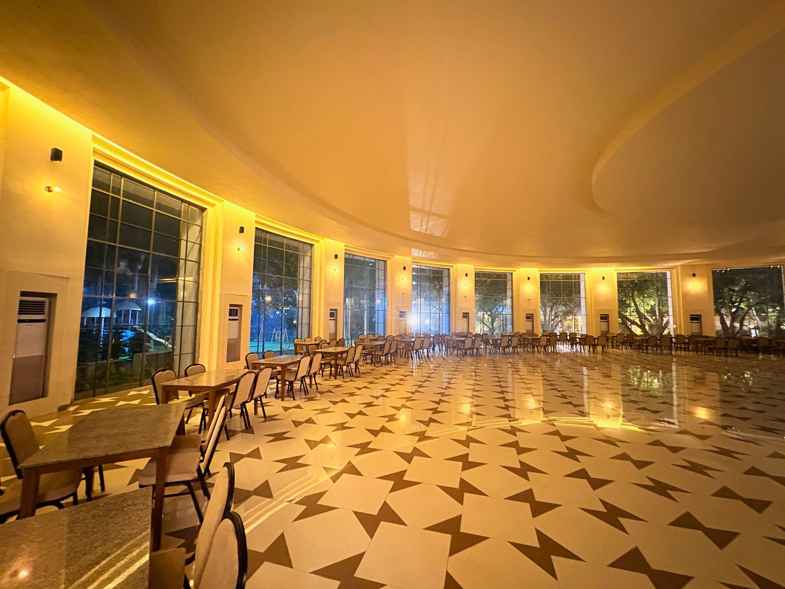 Arc circular dining room